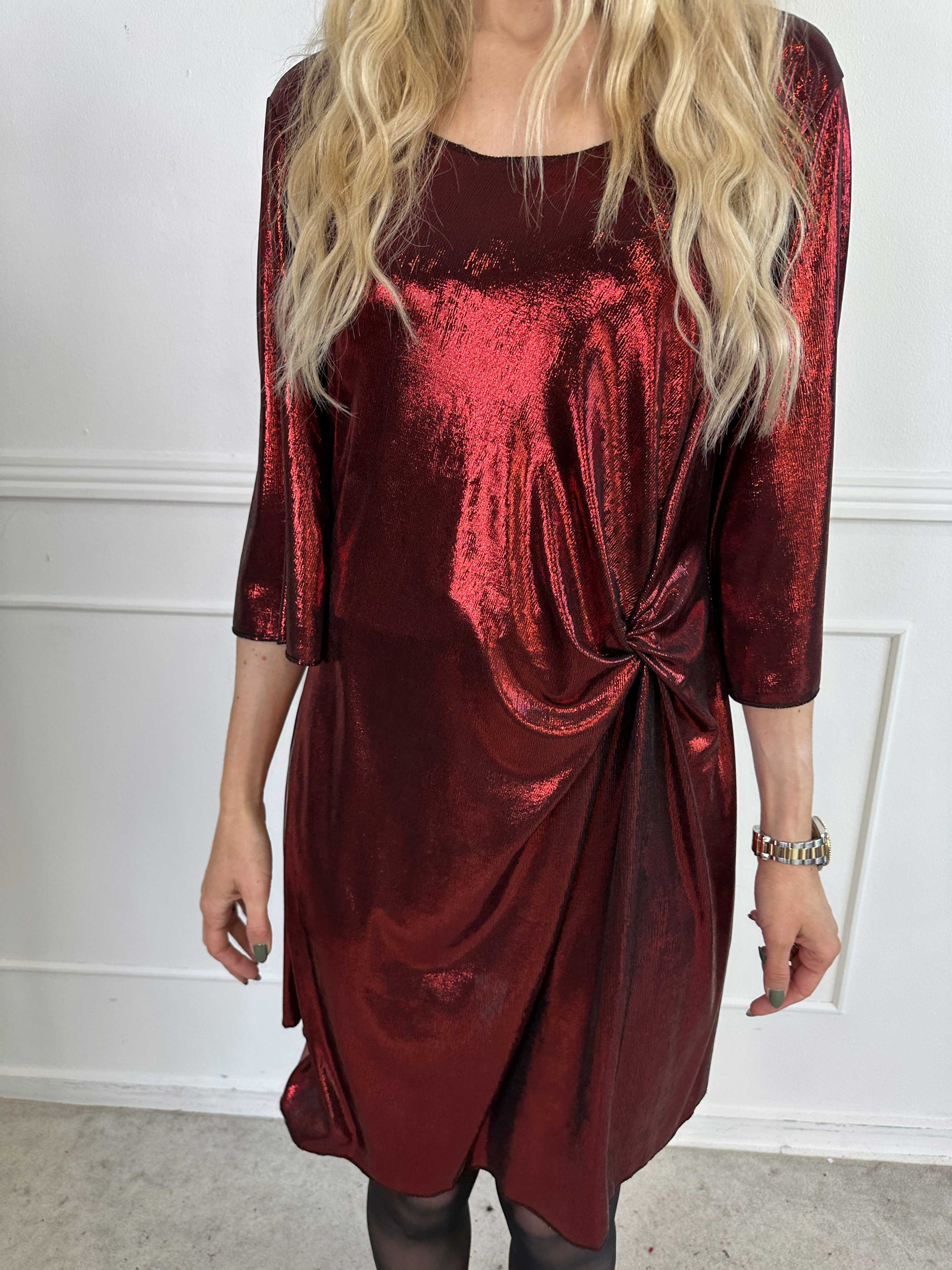 Roxy - Klänning i glansigt material med elegant knutdetalj